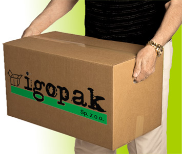 Mężczyzna trzymający opakowanie tekturowe z logo producenta Igopak